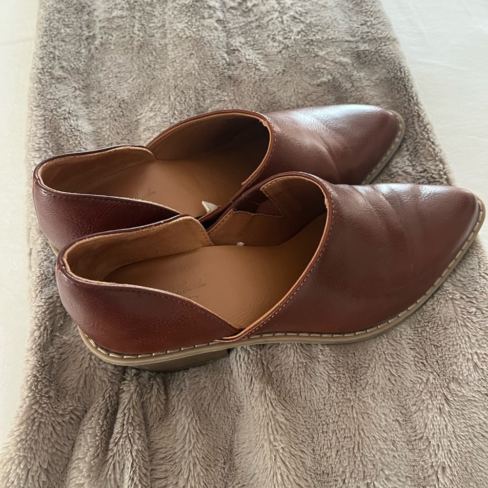 Women’s slip on western style shoe.  Size 6